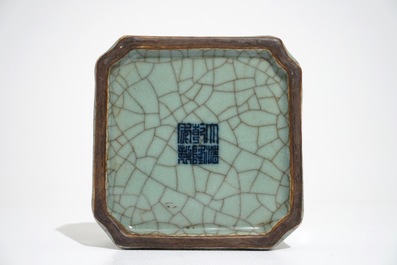 Un lave-pinceaux de forme carreau en porcelaine de Chine craquel&eacute; de type ge, marque de Qianlong, 19/20&egrave;me