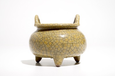 A Chinese crackle glaze tripod censer, 19/20th C.