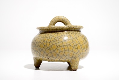 A Chinese crackle glaze tripod censer, 19/20th C.