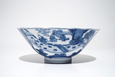 Un bol de forme conique en porcelaine de Chine bleu et blanc, marq et &eacute;poque de Kangxi