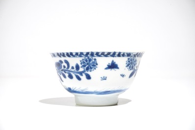 Une tasse et soucoupe en porcelaine de Chine bleu et blanc figurant La Vi&egrave;rge &agrave; l'Enfant, Kangxi