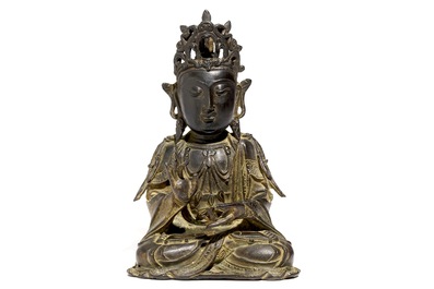 Een Chinese bronzen figuur van een zittende Guanyin, Ming