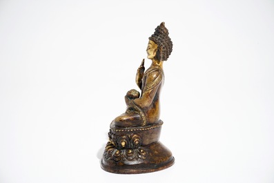 Een Sino-Tibetaanse deels vergulde Boeddha, Ming/Qing Dynastie, 16/17e eeuw