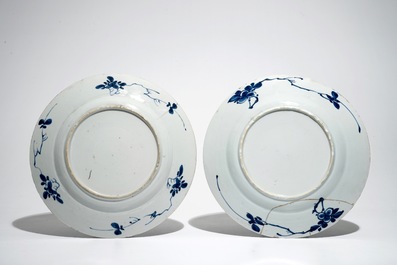 A pair of Chinese blue and white plates, two vases and a blanc de Chine Buddha's hand, 19/20th C.