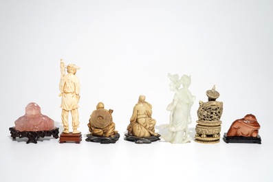 Sept figures en ivoire et pierre sculpt&eacute;e en quartz, pierre de savon et pierre d'or, 19/20&egrave;me