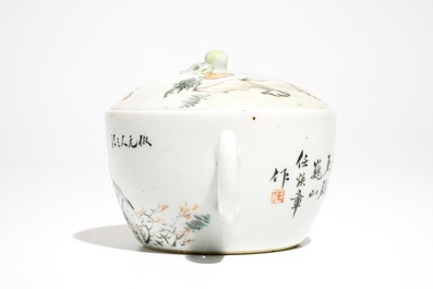 Une th&eacute;i&egrave;re en porcelaine de Chine qianjiang cai, sign&eacute; Ren Huanzhang (1874-1902)