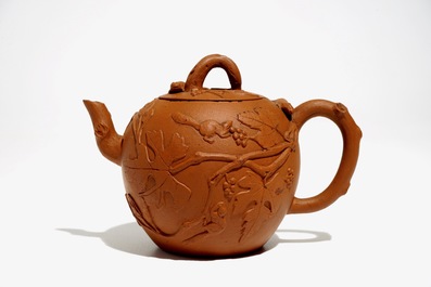 Een Chinese Yixing theepot met eekhoorns en druivenranken in reli&euml;f, Kangxi