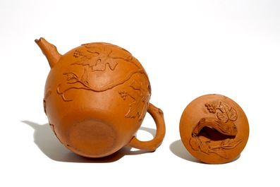 Een Chinese Yixing theepot met druivenranken in reli&euml;f, Kangxi