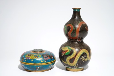 Un vase de forme double gourde et une bo&icirc;te couverte en cloisonn&eacute; et jade, Chine, 19/20&egrave;me