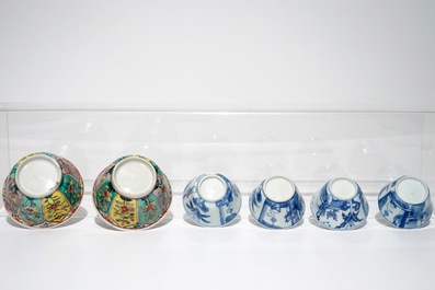 Une paire de tasses et soucoupes en porcelaine de Chine famille verte et quatre tasses en bleu et blanc, Kangxi