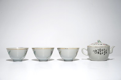 Une th&eacute;i&egrave;re en porcelaine de Chine qianjiang cai et trois tasses en famille rose, 19&egrave;me