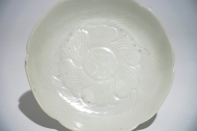 Trois tasses et soucoupes en porcelaine blanc de Chine &agrave; d&eacute;cor anhua, Yongzheng/Qianlong