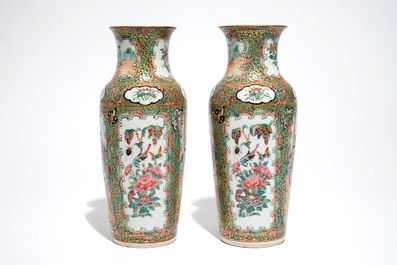 Un grand plat et une tasse et soucoupe aux coqs, Qianlong et une paire de vases famille rose de Canton, 19&egrave;me