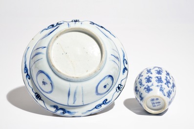 Un bol de type klapmuts d'&eacute;poque Wanli et un petit vase globulaire, 19&egrave;me, en porcelaine de Chine bleu et blanc