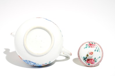 Une th&eacute;i&egrave;re et son couvercle en porcelaine de Chine famille rose aux coqs, Yongzheng