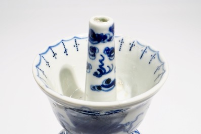 Deux paires de bougeoirs en porcelaine de Chine bleu et blanc, 19/20&egrave;me