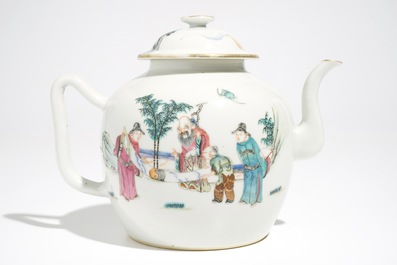 Een fijne Chinese famille rose theepot en een schoteltje met Wu Shuang Pu decor, 19e eeuw