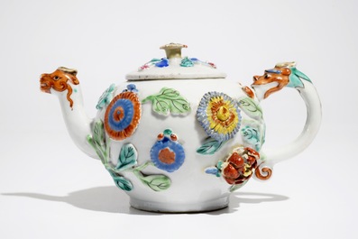 Een Chinese famille rose theepot op onderschotel met reli&euml;fdecor, Yongzheng