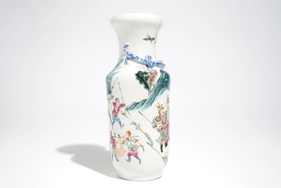 Un vase et quatre bols &agrave; th&eacute; en porcelaine de Chine famille rose, 19&egrave;me