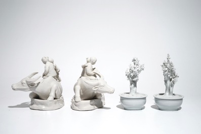 Une paire d'arbres et une paire de buffles aux enfants en porcelaine blanc de Chine de Dehua, Kangxi et 20&egrave;me