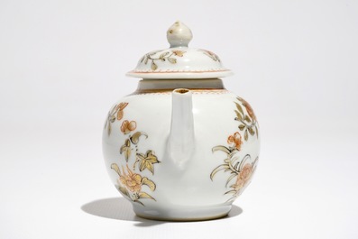 Een Chinese miniatuur theepot met floraal grisailledecor, 18e eeuw