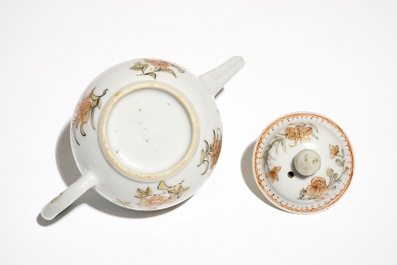 Een Chinese miniatuur theepot met floraal grisailledecor, 18e eeuw