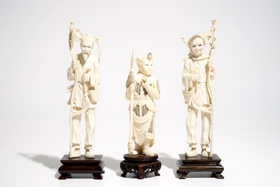 Drie Chinese ivoren figuren op houten sokkels, 1e helft 20e eeuw