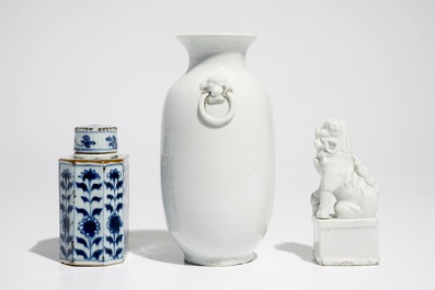 Een Chinese Dehua blanc de Chine tempelleeuw, een vaasje en een blauwwitte theebus, Kangxi en later