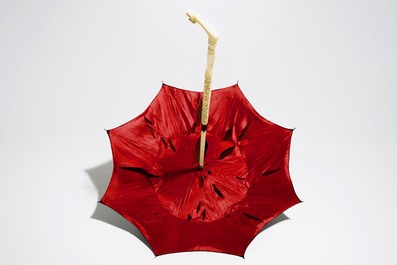 Een Chinese plooibare parasol met ivoren heft in etui, Lee Ching gemerkt, Canton, 19e eeuw