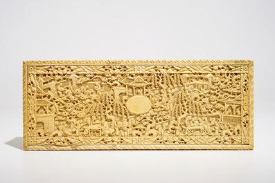 Een grote rechthoekige Chinese ivoren doos, Canton, 19e eeuw