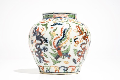 A Chinese wucai dragon vase, Wanli mark, 19/20th C.