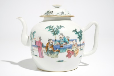 Une th&eacute;i&egrave;re en porcelaine de Chine famille rose et une soucoupe Wu Shuang Pu, 19&egrave;me