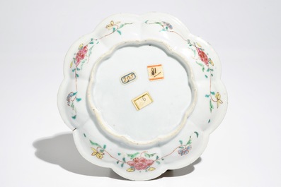 Une th&eacute;i&egrave;re sur pr&eacute;sentoir en porcelaine de Chine famille rose &agrave; d&eacute;cor en relief, Yongzheng