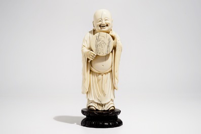 Un mod&egrave;le de Bouddha en ivoire sculpt&eacute;, sur socle en forme de lotus, Chine, 19&egrave;me