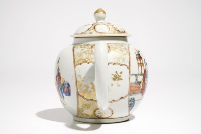 Een Chinese famille rose theepot met deksel met mandarijns decor, Qianlong