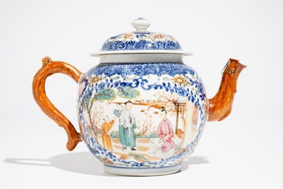 Een grote Chinese famille rose theepot met mandarijns decor, Qianlong