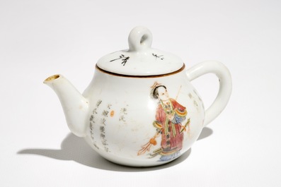 A Chinese famille rose Wu Shuang Pu teapot, 19th C.