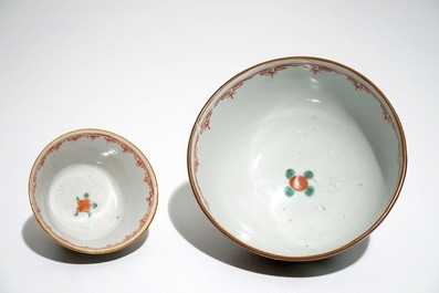 Deux bols et huit tasses et soucoupes en porcelaine de Chine famille rose &agrave; fond brun capucin, Qianlong