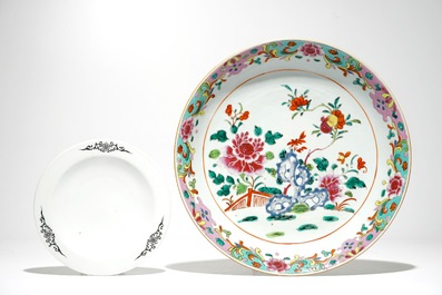 Un plat en porcelaine de Chine famille rose, et une jardini&egrave;re sur pr&eacute;sentoir, 18&egrave;me et 20&egrave;me
