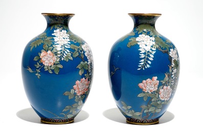 Een paar Japanse cloisonn&eacute; vazen met blauwe fondkleur, Meiji, eind 19e eeuw