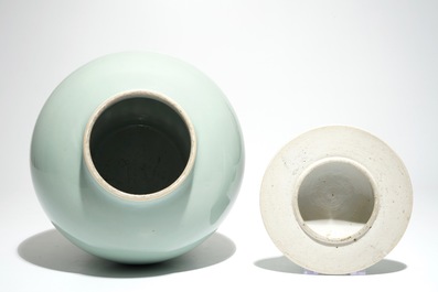 Un vase couvert de forme balustre en porcelaine de Chine c&eacute;ladon monochrome, 19&egrave;me