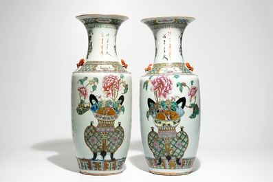 Une paire de grands vases en porcelaine de Chine famille rose, 19&egrave;me