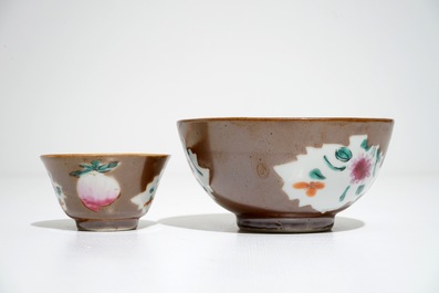 Deux bols et huit tasses et soucoupes en porcelaine de Chine famille rose &agrave; fond brun capucin, Qianlong