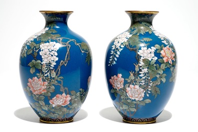 Une paire de vases en cloisonn&eacute; &agrave; fond bleu, Japon, Meiji, fin du 19&egrave;me