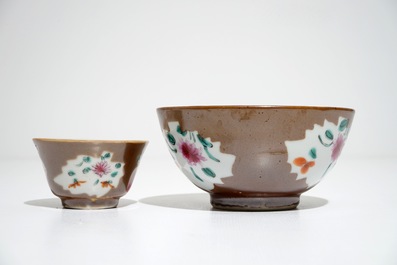 Deux bols et huit tasses et soucoupes en porcelaine de Chine famille rose &agrave; fond brun capucin, Qianlong