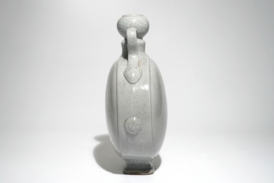 A Chinese crackle-glazed ge-type moonflask, 19/20th C.