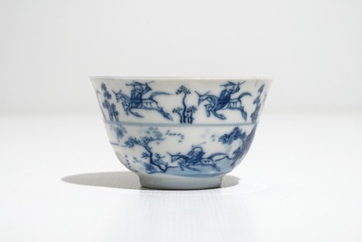 Sept tasses et neuf soucoupes en porcelaine de Chine bleu et blanc, Kangxi