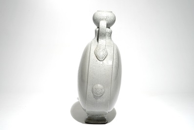 A Chinese crackle-glazed ge-type moonflask, 19/20th C.