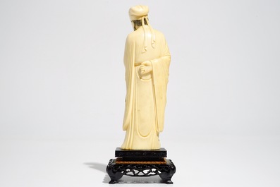 Een Chinese ivoren figuur van een wijsgeer, 19e eeuw