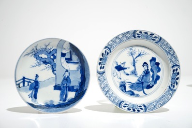 Vingte-deux soucoupes en porcelaine de Chine bleu et blanc, la plupart Kangxi